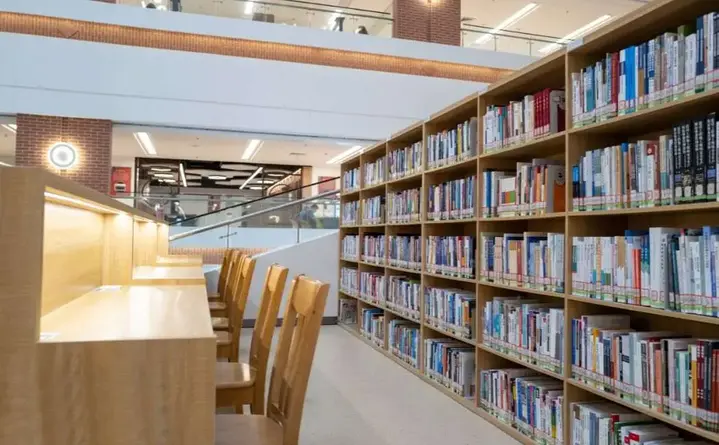 Tłumy, półki pełne nowości i około 3 tysiące tomów - jak wyglądała 25. Wielka Wymiana Książek w Niepołomicach