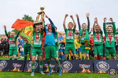 Grafika promocyjna wydarzenia Dragon Cup III w Niepołomicach: turniej rocznika 2016 z 32 drużynami