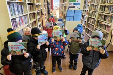 Koty, teatrzyk i talerzykowe arcydzieła - jak Luty z Cukierkiem ożywił Zabierzów