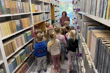 Małe ręce, wielkie półki - przedszkolaki świętowały książki w bibliotece