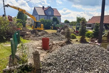 Kanalizacja w Woli Batorskiej na finiszu. Rura przeszła pod drogą
