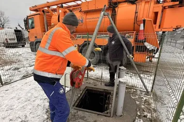 Gdzie wylewać olej po pączkach – jak Niepołomice przeciwdziałają zatkaniom rur